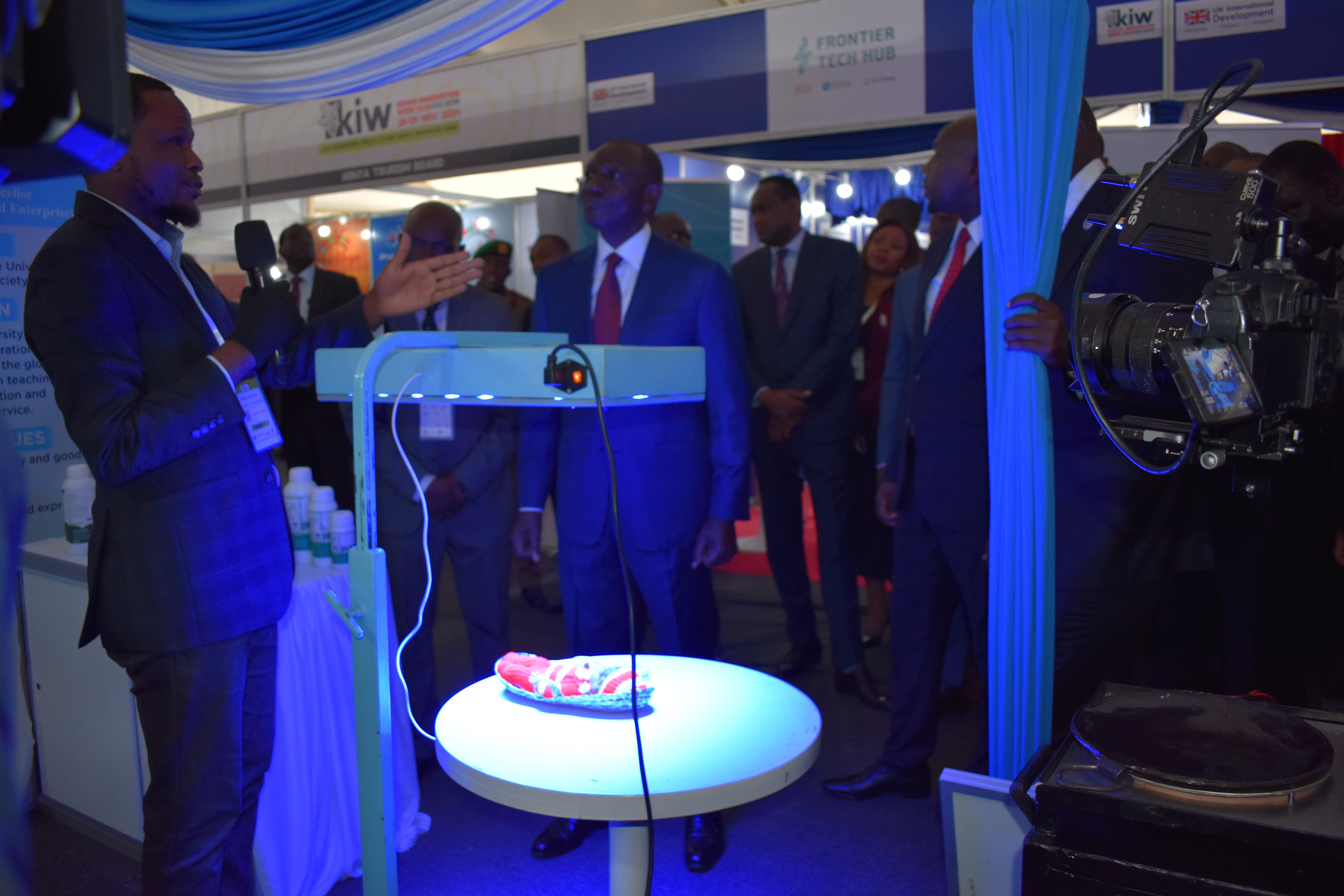 Prof Peter Akuon explaining the Medical device to the His Excellency  Dr. William Samoei Ruto, C.G.H. President of the Republic of Kenya and Commander in Chief of the Defense Forces