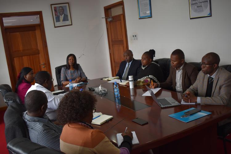 Deputy Vice-Chancellor, Research, Innovation and Enterprise Division, Prof. Leonidah Kerubo, chairs discussions on the commercialisation of the garlic extracts meat preservation innovation with a team from Kenya Development Corporation led by Ms Mbatha Mbithi, Deputy Director Research, Policy and Innovation (left). The University’s Director of Innovation and Intellectual Property Prof. Maina Wagacha (right) and the innovator, Dr. Lucy Njue (second right) of the Faculty of Agriculture also attended the talks